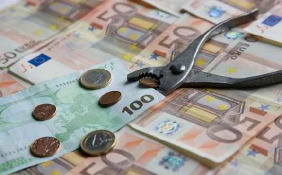 Όλα τα «τσεκούρια» στους μισθούς και τις συντάξεις - Ποιος χάνει και πόσα - Αναλυτικά οι πίνακες