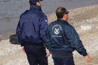 Λουόμενοι εγκλωβίστηκαν στη Σκαφιδιά - Τραυματίστηκε κυβερνήτης ιστιοφόρου στο Μεγανήσι
