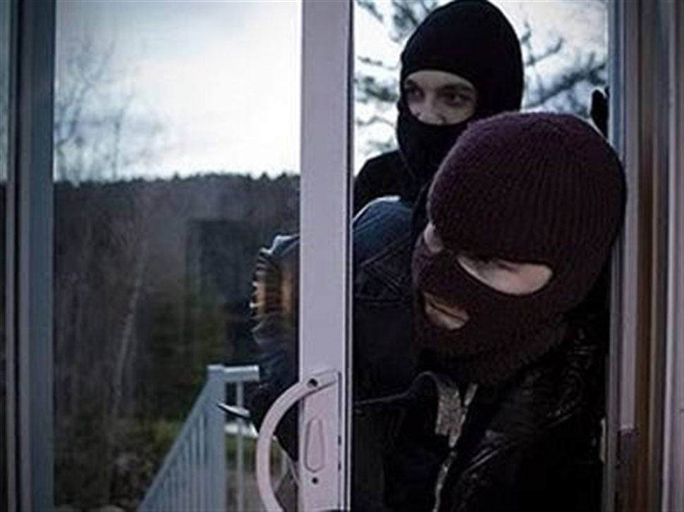 Σμίλα: Οι διαρρήκτες έφυγαν με 10.000 ευρώ και το χρηματοκιβώτιο