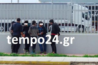 Πάτρα: Αστυνομία, Λιμενικό και στη μέση οι... μετανάστες - Ανθρωποκυνηγητό για την απομάκρυνσή τους από τα κάγκελα του λιμανιού