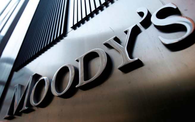 Moody’s: Οι ελληνικές τράπεζες θα προσελκύσουν περισσότερες καταθέσεις μετά τη χαλάρωση των capital controls