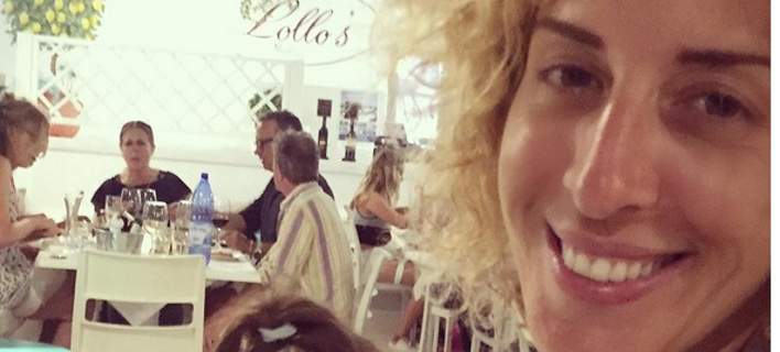 Το ζεύγος Μώραλη τρώει με τον Τομ Χανκς στην Αντίπαρο