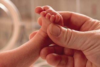 Πύργος: Μόνο στο νοσοκομείο νεογέννητο - Το νοσηλευτικό προσωπικό ανέλαβε τη φροντίδα - Συνελήφθη ο πατέρας ως μετανάστης - Απίστευτη