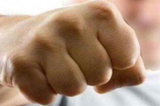 Σακάτεψε στο ξύλο τη γυναίκα του σε χωριό των Τρικάλων!