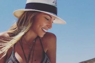 Η Αθηνά Οικονομάκου μόνο με το σεντόνι της - «Εριξε» το Instagram