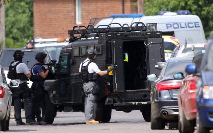 ΕΚΤΑΚΤΟ - Βρετανία: Ένοπλος έχει ταμπουρωθεί σε σπίτι - Μεγάλη αστυνομική επιχείρηση - ΦΩΤΟΓΡΑΦΙΕΣ