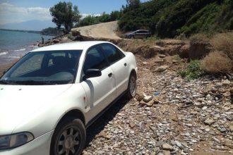 Τρόμος στην Αλυκή: Αυτοκίνητο κύλησε μόνο του προς τη θάλασσα! Δείτε που σταμάτησε! ΦΩΤΟΓΡΑΦΙΑ
