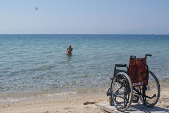 Πρόσβαση στις παραλίες για όλα τα άτομα με ειδικές ανάγκες σε λίγες μέρες - Δέσμευση Αλεξόπουλου - Επιστολή διαμαρτυρίας του Συλλόγου Παραπληγικών