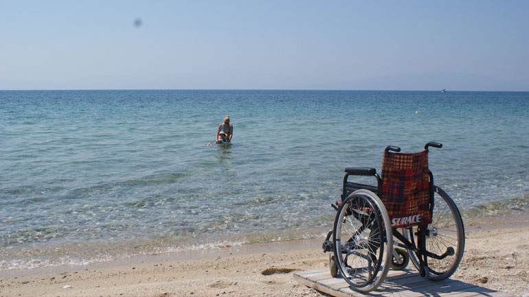 Πρόσβαση στις παραλίες για όλα τα άτομα με ειδικές ανάγκες σε λίγες μέρες - Δέσμευση Αλεξόπουλου - Επιστολή διαμαρτυρίας του Συλλόγου Παραπληγικών