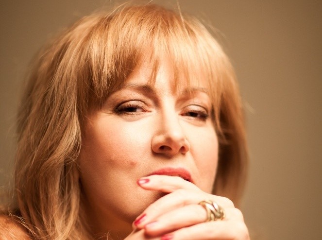 Η Έλλη Πασπαλά τραγουδά Χατζιδάκι-Γκάτσο στην Ακράτα