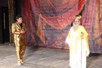 Η αγωνία του Κιμούλη στο Αίγιο για την επίμαχη σκηνή με τον "Αμβρόσιο"! Τί είπε ο σκηνοθέτης του "Πλούτου" στο τέλος της παράστασης