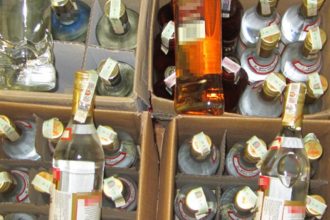 Εντόπισαν κι άλλη αποθήκη του κυκλώματος με τα λαθραία ποτά στον Βόλο