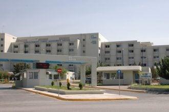 Πάτρα: Στην Ψυχιατριακή κλινική του Πανεπιστημιακού Νοσοκομείου ο 55χρονος που απείλησε να πέσει από μπαλκόνι στη Μαιζώνος