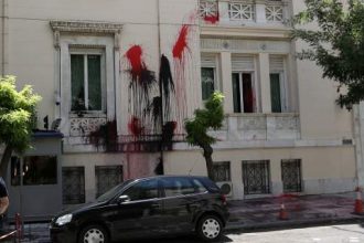 Ρουβίκωνας: Γιατί πετάξαμε τις μπογιές στην τουρκική πρεσβεία