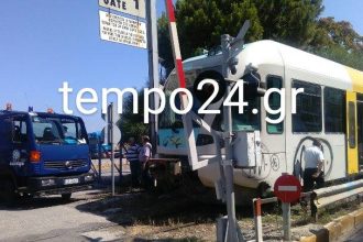 Πάτρα: Απίστευτη αδιαφορία - Οδηγός παράτησε το αυτοκίνητο και ακινητοποίησε τον προαστιακό - ΔΕΙΤΕ ΦΩΤΟΓΡΑΦΙΕΣ ΚΑΙ ΒΙΝΤΕΟ