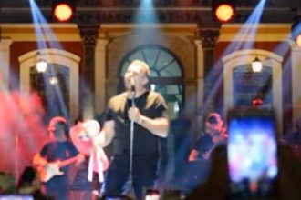 Ο Ντι Κάπριο ξεσάλωσε με την σύντροφό του στη συναυλία του Ρέμου στη Μύκονο