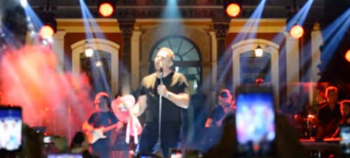 Ο Ντι Κάπριο ξεσάλωσε με την σύντροφό του στη συναυλία του Ρέμου στη Μύκονο