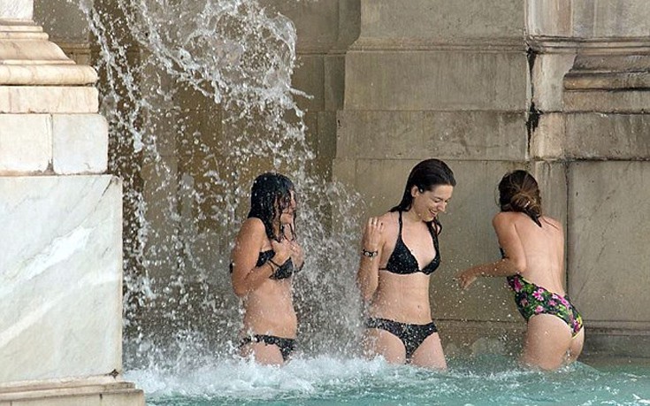 Ρώμη: Τουρίστριες βούτηξαν σε συντριβάνι του 17ου αιώνα για να δροσιστούν