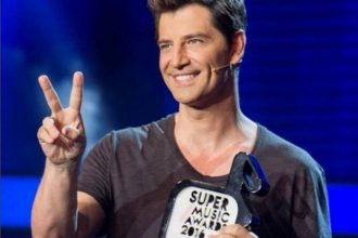 Σάκης Ρουβάς: Απέσπασε το κορυφαίο βραβείo στα Super Music Awards 2016