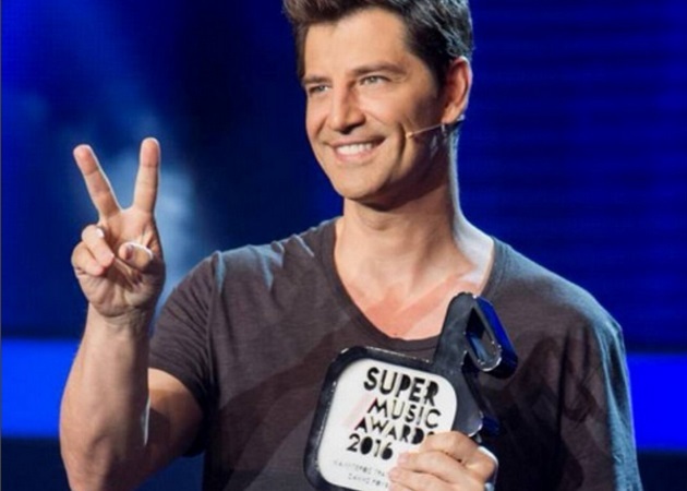 Σάκης Ρουβάς: Απέσπασε το κορυφαίο βραβείo στα Super Music Awards 2016
