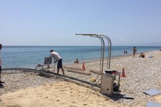 Κεφαλονιά: Κατέστρεψαν την κατασκευή για την πρόσβαση ΑμεΑ στη θάλασσα