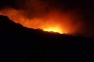 Ανεξέλεγκτη φωτιά στην Ιεράπετρα -Καίγεται το δάσος στο Σελεκάνο