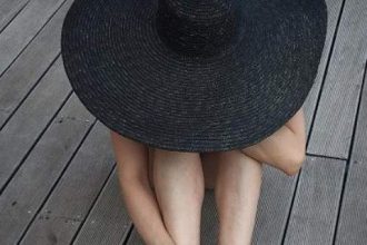 Σμαράγδα Καρύδη: Φωτογραφίζεται φορώντας μόνο το καπέλο της