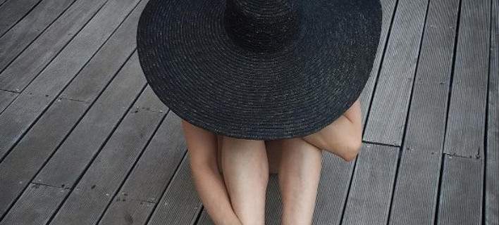 Σμαράγδα Καρύδη: Φωτογραφίζεται φορώντας μόνο το καπέλο της