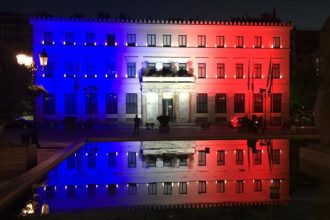 Στα χρώματα της Γαλλίας το δημαρχείο Αθήνας