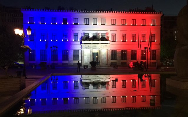 Στα χρώματα της Γαλλίας το δημαρχείο Αθήνας