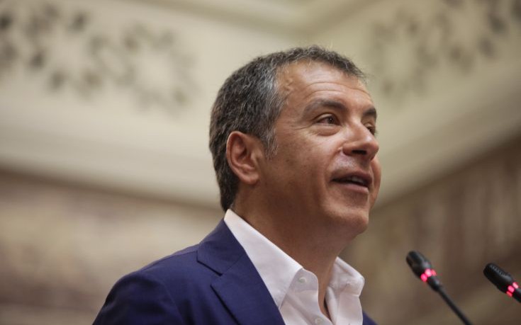 Θεοδωράκης για Κυβέρνηση: «Την ώρα που η οικονομία θέλει απαντήσεις, στήνει φιέστες για το Σύνταγμα»