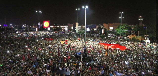 Aπίστευτη κινητοποίηση του τουρκικού λαού υπέρ του Ερντογάν