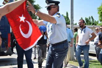 Ολα τα ευτράπελα στη δίκη των «8»: Δικηγόροι με τήβεννους, εξοργισμένη τρανσέξουαλ