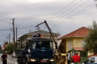 Αγρίνιο: "Καρφώθηκε" σε κολόνα, κατέληξε σε σπίτι και εξαφανίστηκε εγκαταλείποντας το αυτοκίνητο!