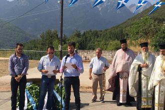 Καλάβρυτα: Ράγισαν και οι πέτρες... Κατέθεσε στεφάνι στη μνήμη του 5χρονου αδελφού του που σκοτώθηκε στον βομβαρδισμό - ΦΩΤΟΓΡΑΦΙΕΣ