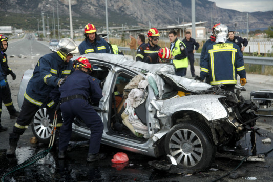 Αποκρουστικές εικόνες σε τροχαίο με 3 νεκρούς - Σκοτώθηκε ζευγάρι και άλλο ένα άτομο στην άσφαλτο!