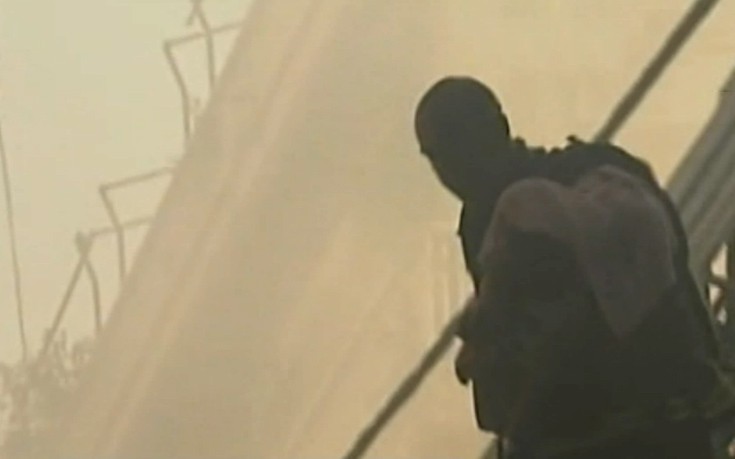 ΒΙΝΤΕΟ: Καρέ-καρέ η διάσωση βρέφους από τη φλεγόμενη πολυκατοικία στον Πειραιά