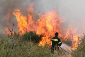 Μαίνονται οι πυρκαγιές σε Ανδρο και Σάμο