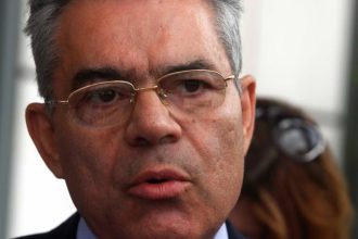 Επ΄ αόριστον αναβολή και για τη δίκη Μαντέλη - Πέθανε ο πρόεδρος του δικαστηρίου