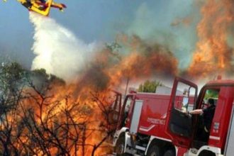 Απειλούνται σπίτια από τη φωτιά στο Ηράκλειο Κρήτης