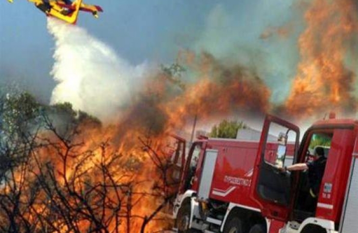 Απειλούνται σπίτια από τη φωτιά στο Ηράκλειο Κρήτης