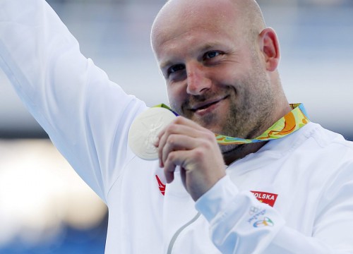 Πουλάει το μετάλλιο που κέρδισε στους Ολυμπιακούς του Ρίο για να σώσει αγοράκι που πάσχει από καρκίνο