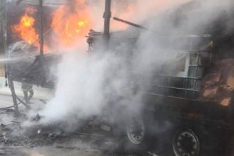 Παρανάλωμα του πυρός νταλίκα στο δρόμο προς τη Λαμία - ΒΙΝΤΕΟ