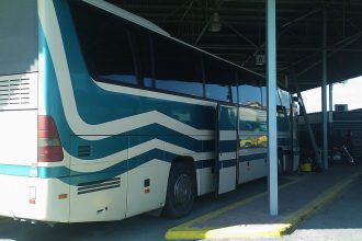 ΑΠΙΣΤΕΥΤΟ: 89χρονος κατέβηκε από το λεωφορείο του ΚΤΕΛ και απείλησε με περίστροφο τον οδηγό