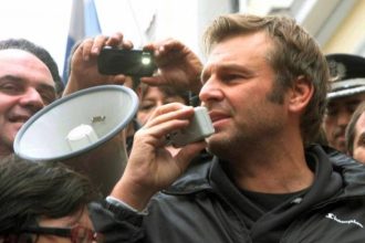 Ο Απόστολος Γκλέτσος απειλεί να ανατινάξει τα διόδια !