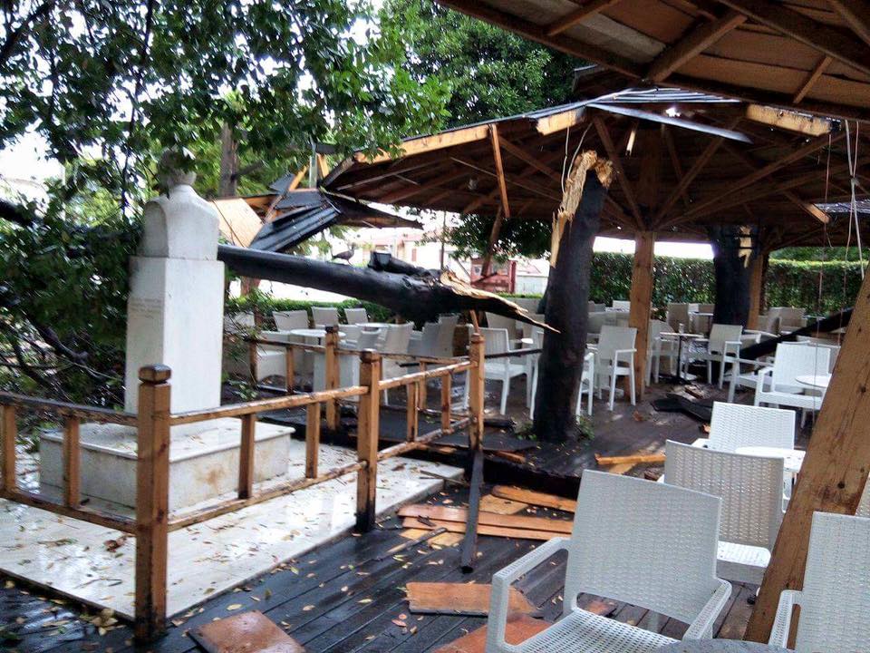 Το Διακοπτό "μετρά" τις ζημιές από το χθεσινό μπουρίνι - "Πληγώθηκε" το άγαλμα του Διονύση Παπαγιαννόπουλου - ΦΩΤΟΓΡΑΦΙΕΣ