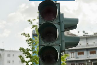 Χαλασμένα τα φανάρια στην Πατρών Κλάους - Καθημερινά γίνονται ατυχήματα καταγγέλλει αναγνώστρια στο tempo24.gr