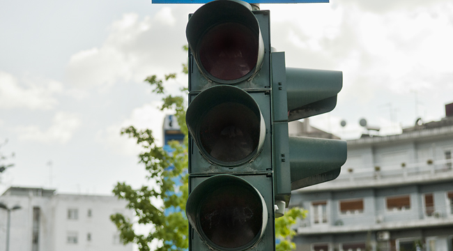Χαλασμένα τα φανάρια στην Πατρών Κλάους - Καθημερινά γίνονται ατυχήματα καταγγέλλει αναγνώστρια στο tempo24.gr