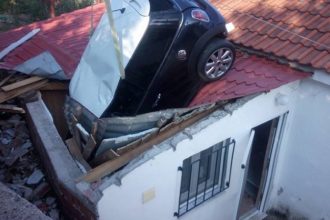 Απίστευτο: Αυτοκίνητο προσγειώθηκε σε στέγη σπιτιού και μπήκε στο σαλόνι