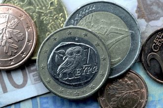 Δοχεία με ελιές και λάδι έκρυβαν 27.577 κάλπικα κέρματα των 2 ευρώ